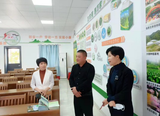 梅縣區(qū)委組織部人才室主任林仕芬和人力資源社會(huì)保障局黨組成員楊秀霞、梅江區(qū)人力資源和社會(huì)保障局黨組成員陳莉冬等一行到驛站調(diào)研